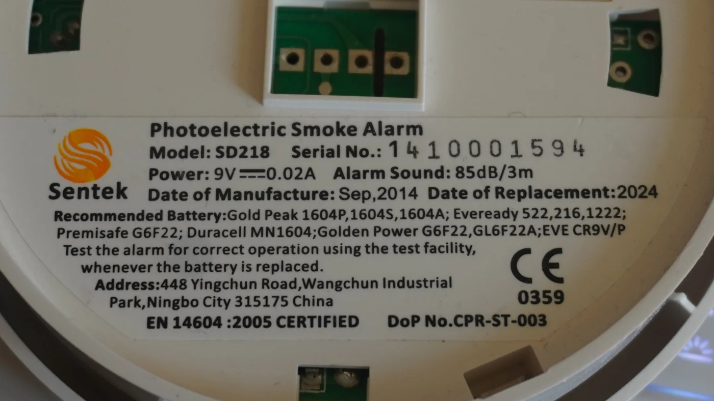 Sentek SD218 dūmu detektora marķējums ar EN 14604 un CE